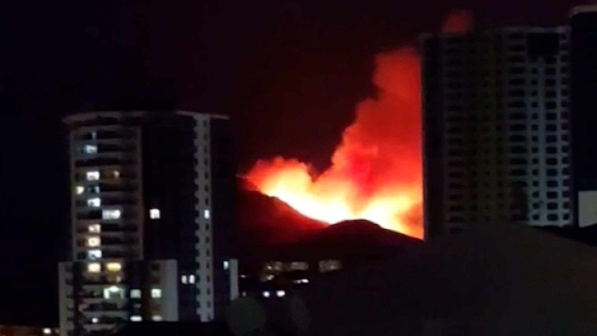 Large forest fire threatens homes near Ankara as flames spread toward residential areas