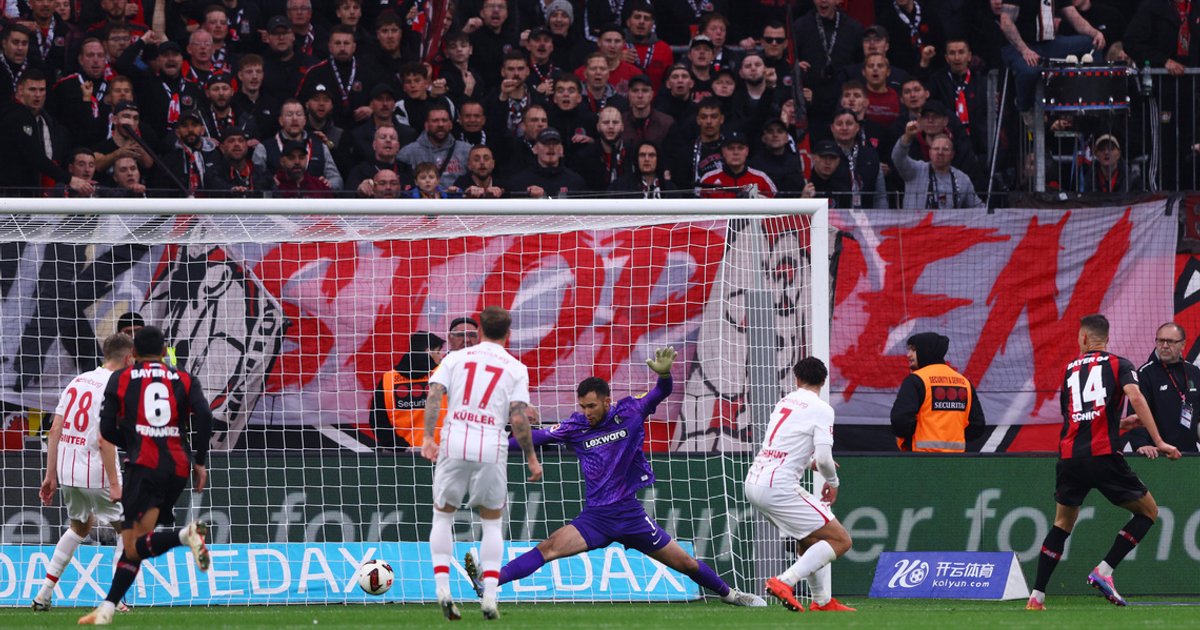 Schick rescues Leverkusen with late goal to topple unbeaten Freiburg