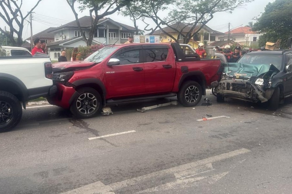Perlanggaran Berantai Empat Kenderaan di Jalan Lapangan Terbang Kuching