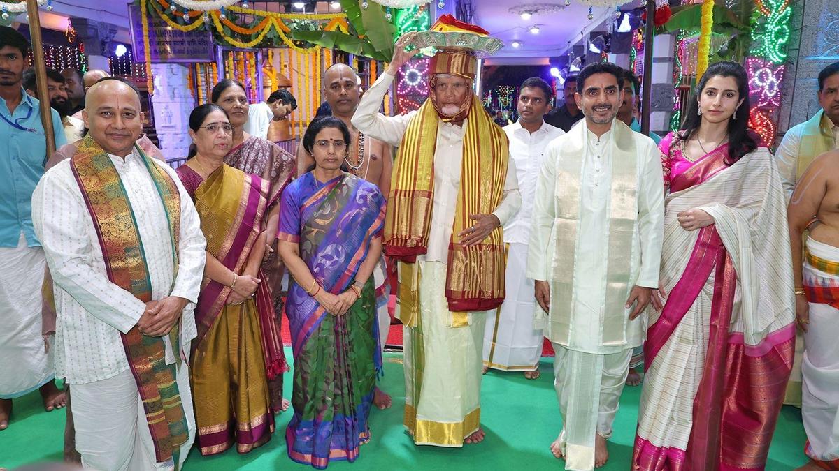 तिरुपति के ब्रह्मोत्सवों में मुख्यमंत्री नायडु ने दिए रेशम के वस्त्र