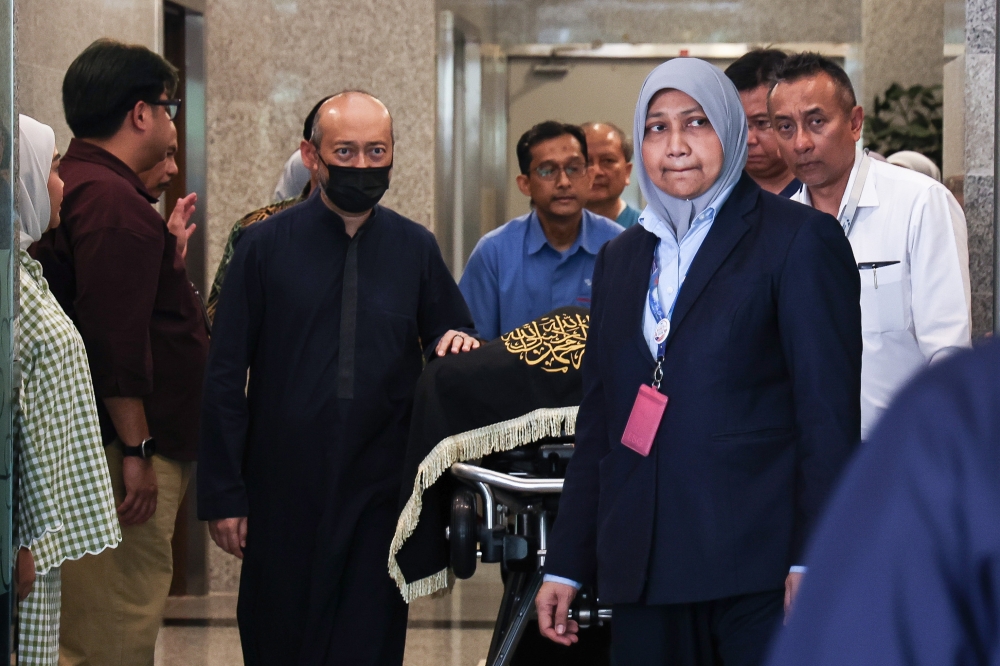 Jenazah Tun Dr Siti Hasmah dipindahkan dari IJN ke kediaman keluarga