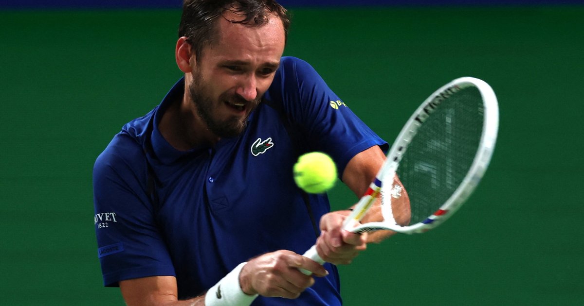 Medvedev advances to Shanghai Masters semi-finals with victory over Paul