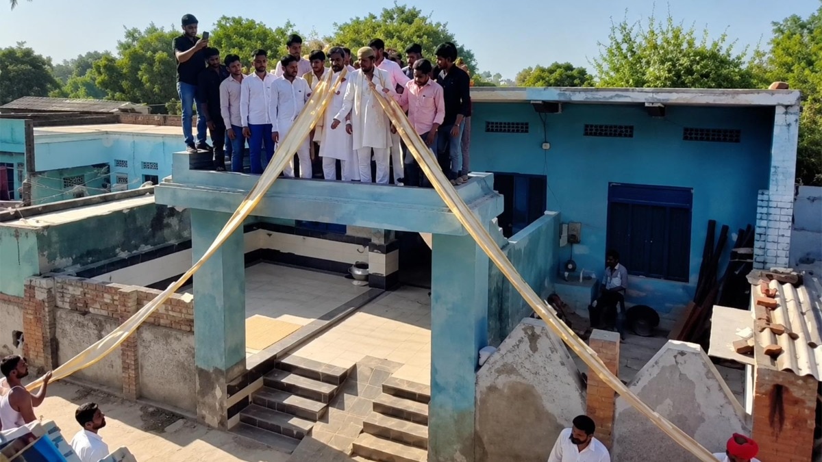 Newly elected sarpanch in Rajasthan receives unusual garland of currency notes