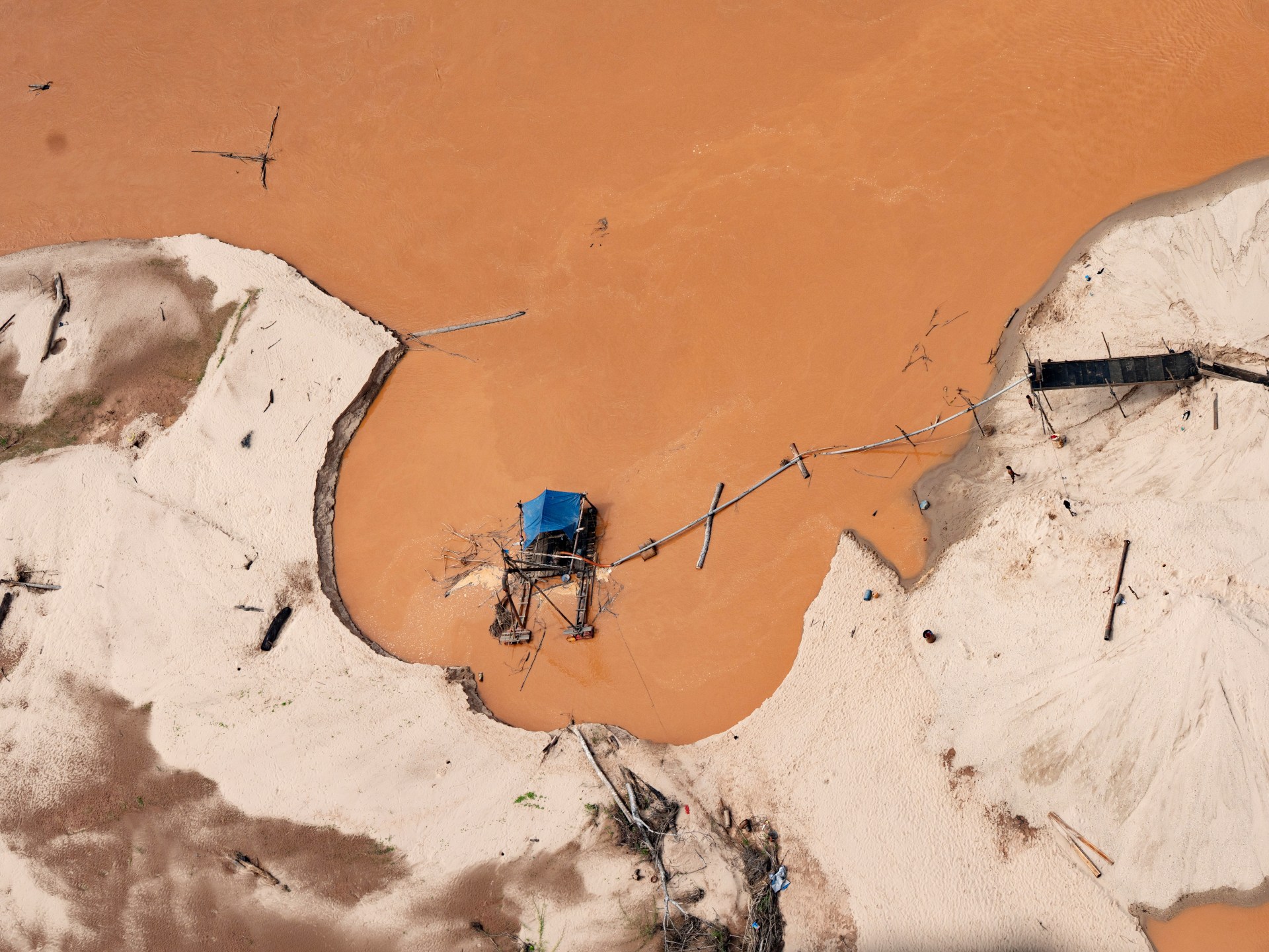 Fourteen dead in illegal Colombian gold mine collapse