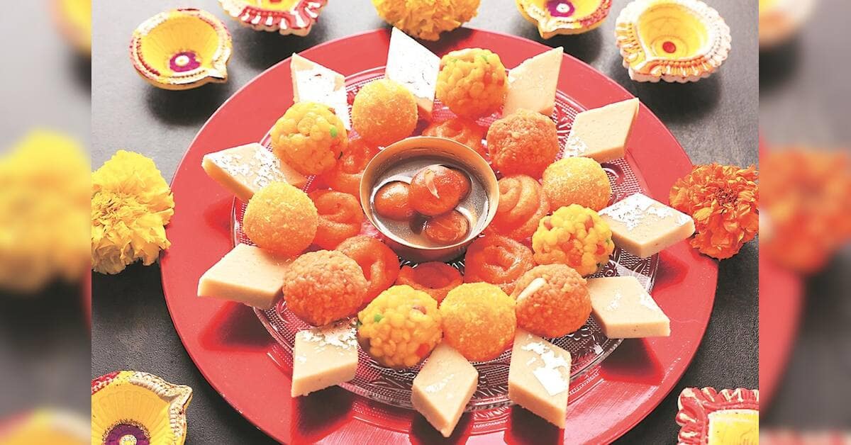 दिवाली पर मिठाइयों की कीमत में उछाल, चीनी और दूध के दाम बढ़ने से खर्च बढ़ा