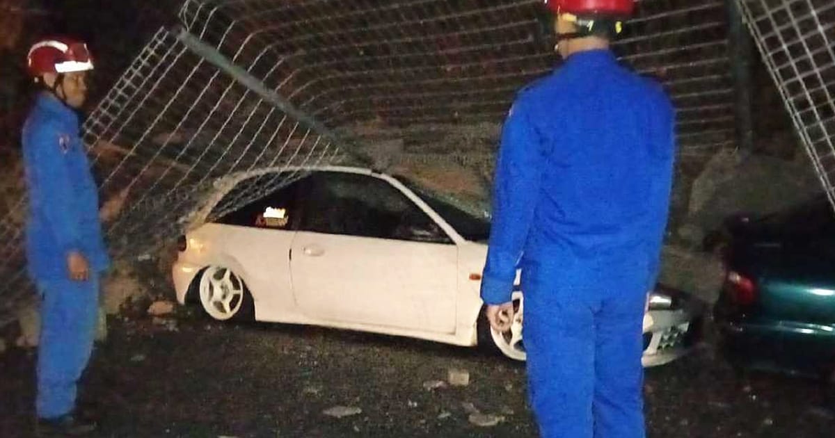 Enam kenderaan tertanam dalam tanah runtuh di Kajang malam ini