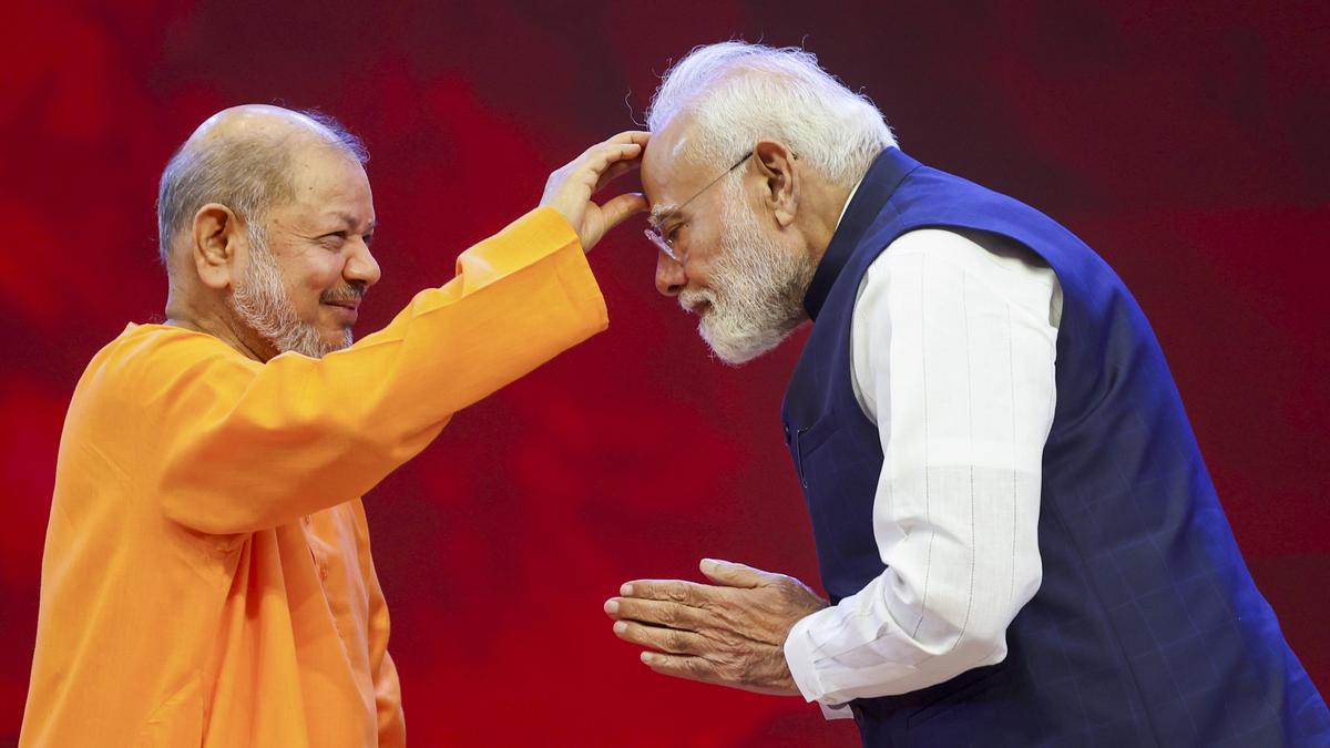 समाज को विभाजनकारी ताकतों के खिलाफ एकजुट होना चाहिए: पीएम मोदी