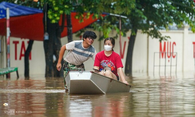 Hanoi battles severe flooding as residents resort to boats, sandbags