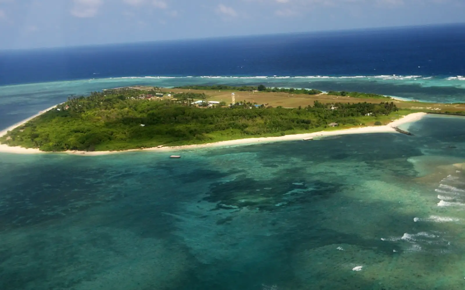 China deploys naval forces to shadow US warship in Spratlys