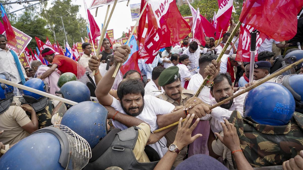 Water cannons deployed as Patna protesters demand CEC's resignation