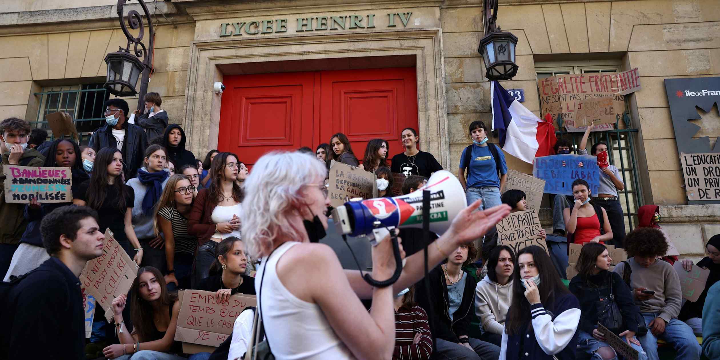 Political gridlock threatens France's fiscal stability