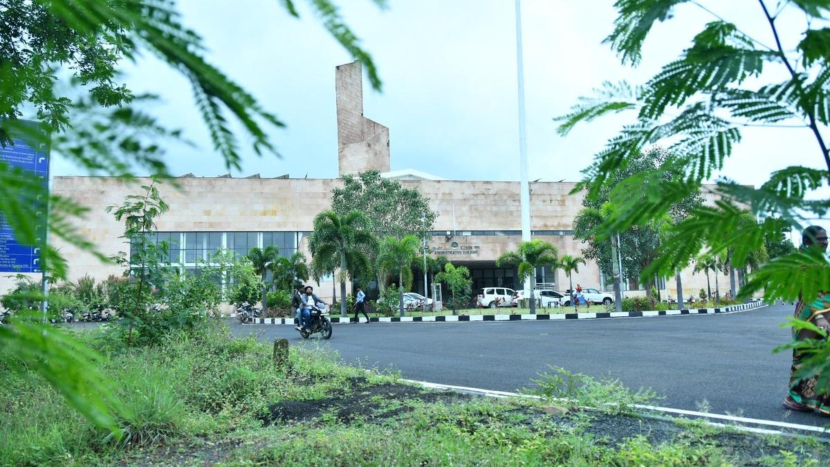 Karnataka University sends 43-member delegation to Madhya Pradesh