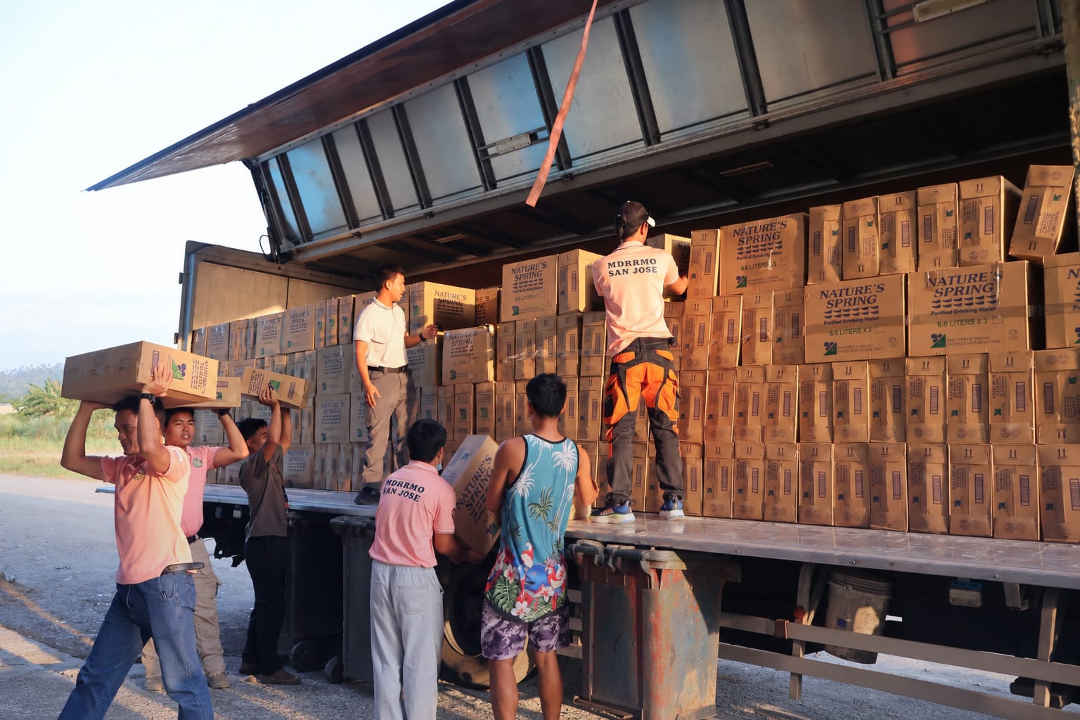 Pagdating ng tubig na tulong sa Dinagat Islands sa gitna ng krisis