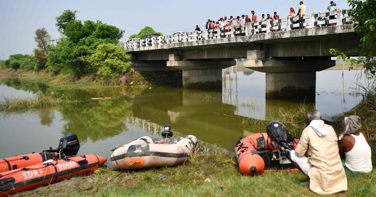 Thirteen children die in India festival boat disaster