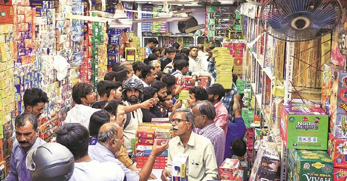 दिवाली तक प्रदर्शन पर प्रतिबंध की मांग, व्यापारियों को नुकसान का दावा