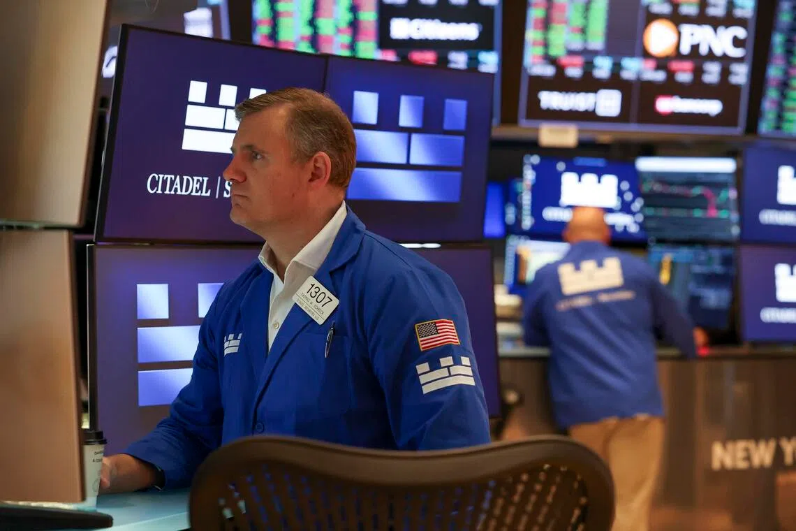 Wall Street gains ground despite weekly losses amid geopolitical tensions