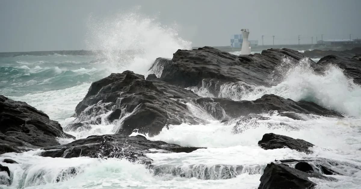 Topan Saudel Terjang Pantai Fujian, Sekolah dan Perkhidmatan Feri Ditangguhkan