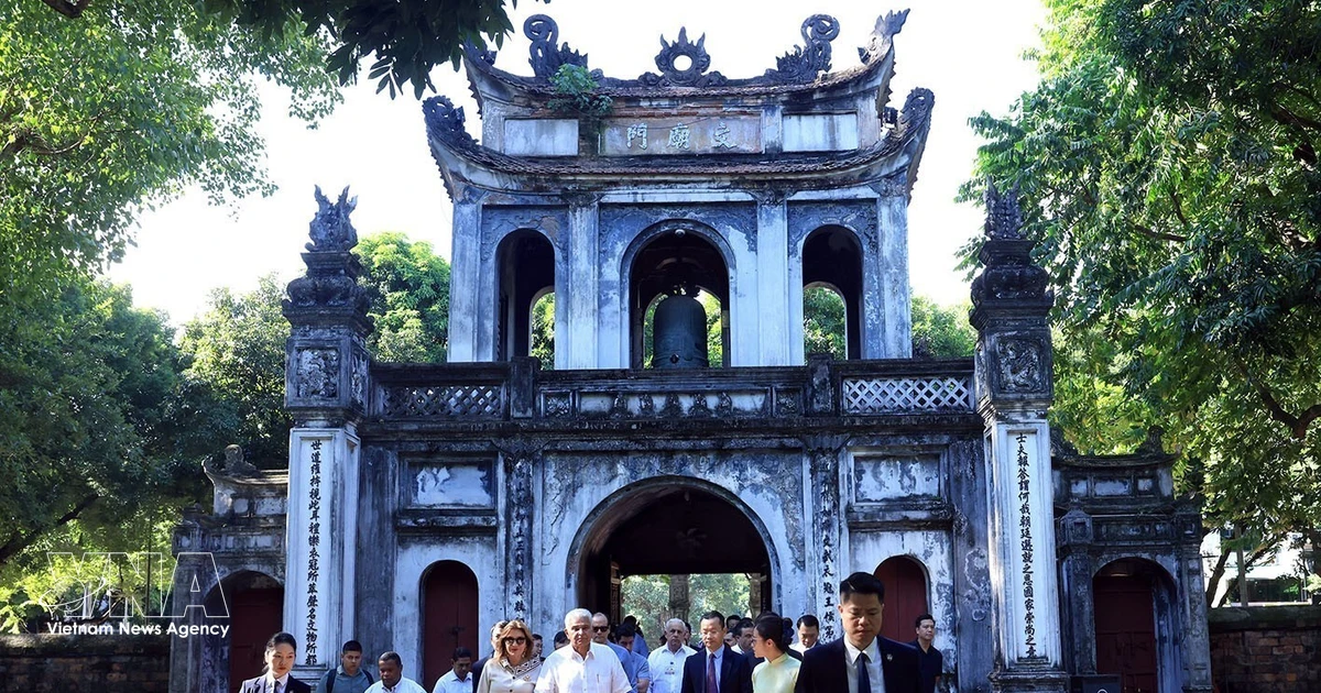 Panama's president tours Hanoi's Temple of Literature, hails Vietnam's scholarly legacy