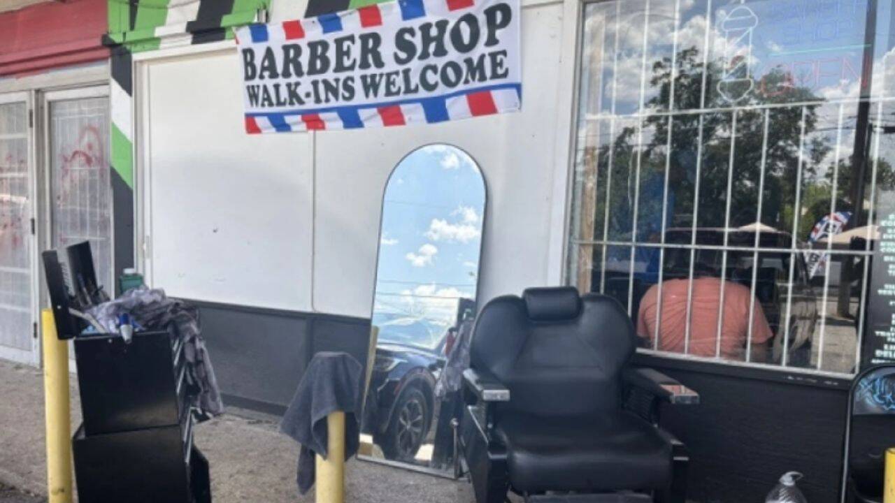 Texas barber keeps business open despite massive power outage