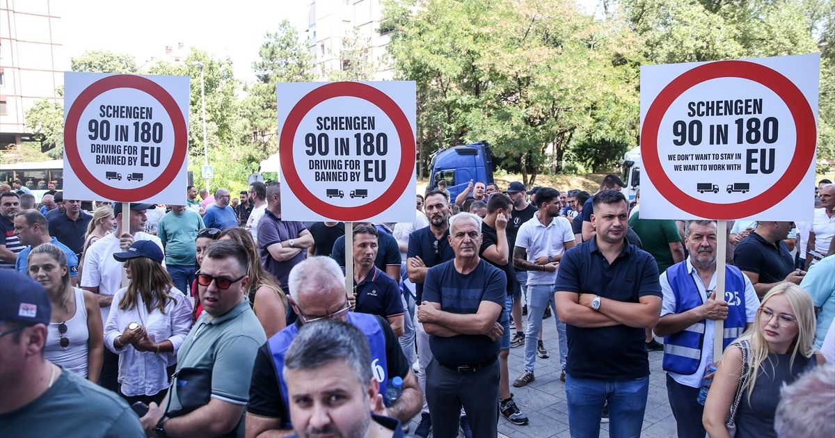 Balkan truck drivers threaten EU border blockade over visa restrictions