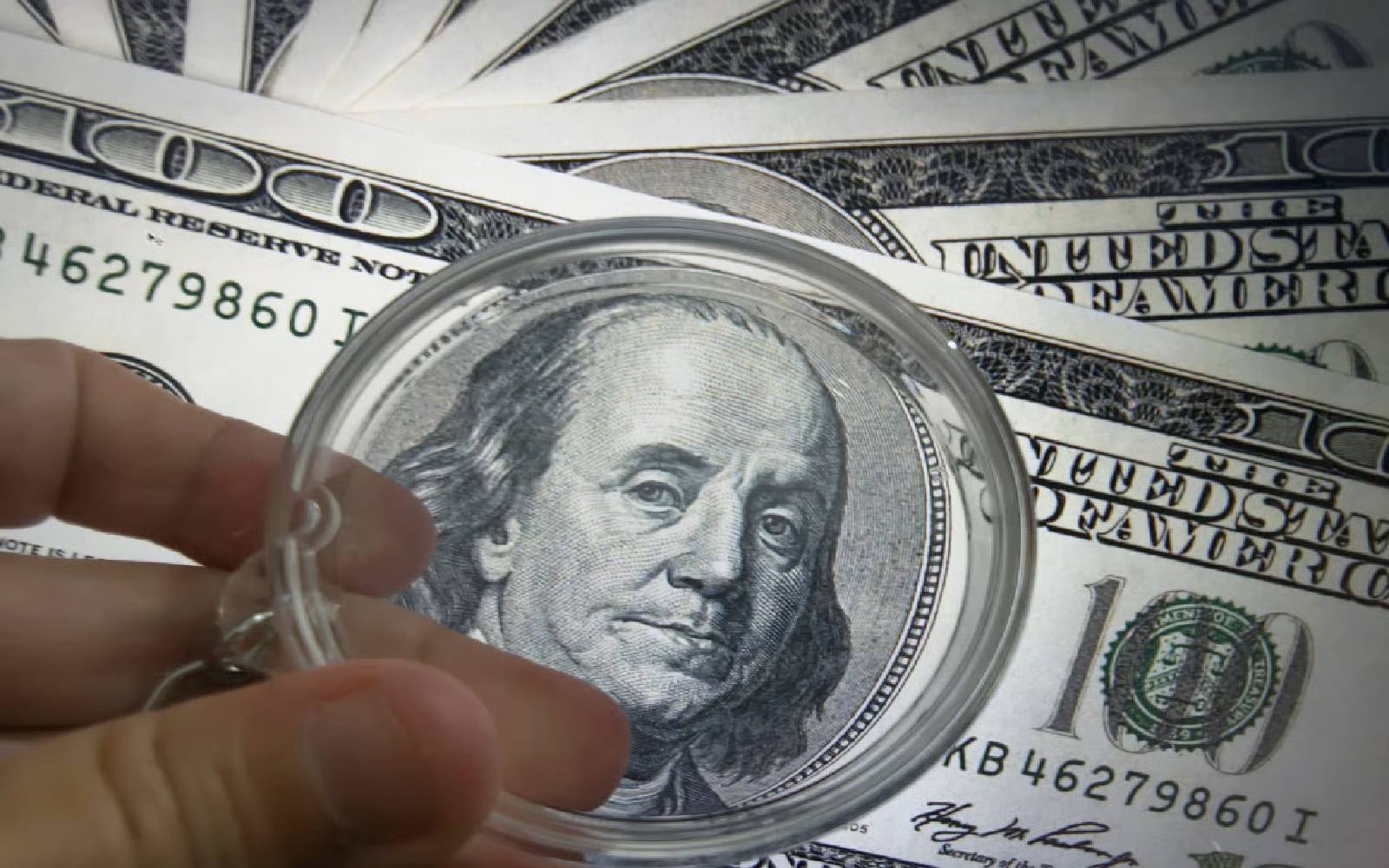 Dolar AS Melemah Seiring Penurunan Hasil Bon dan Harga Minyak
