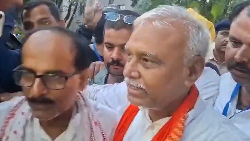Defeated BJP candidate embraces RJD rival in Darbhanga graduate constituency