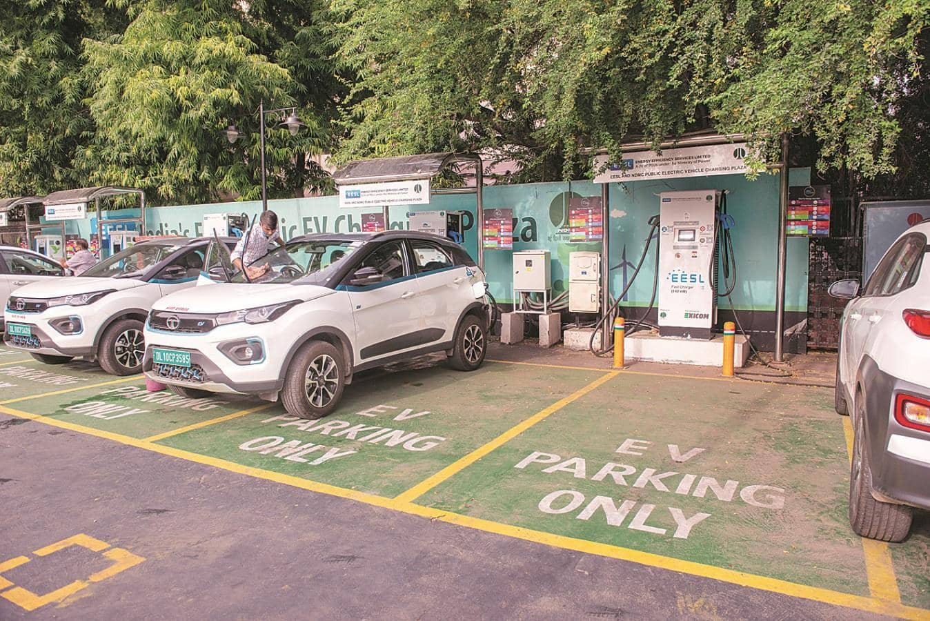 नवरात्रि में इलेक्ट्रिक वाहनों की मांग तेज, आपूर्ति पिछड़ी