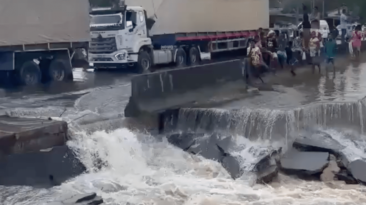 Heavy rains trigger major highway collapse in southern Nigeria