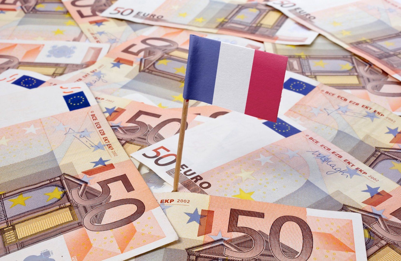 France's fiscal strain revives Eurozone crisis concerns amid political turmoil