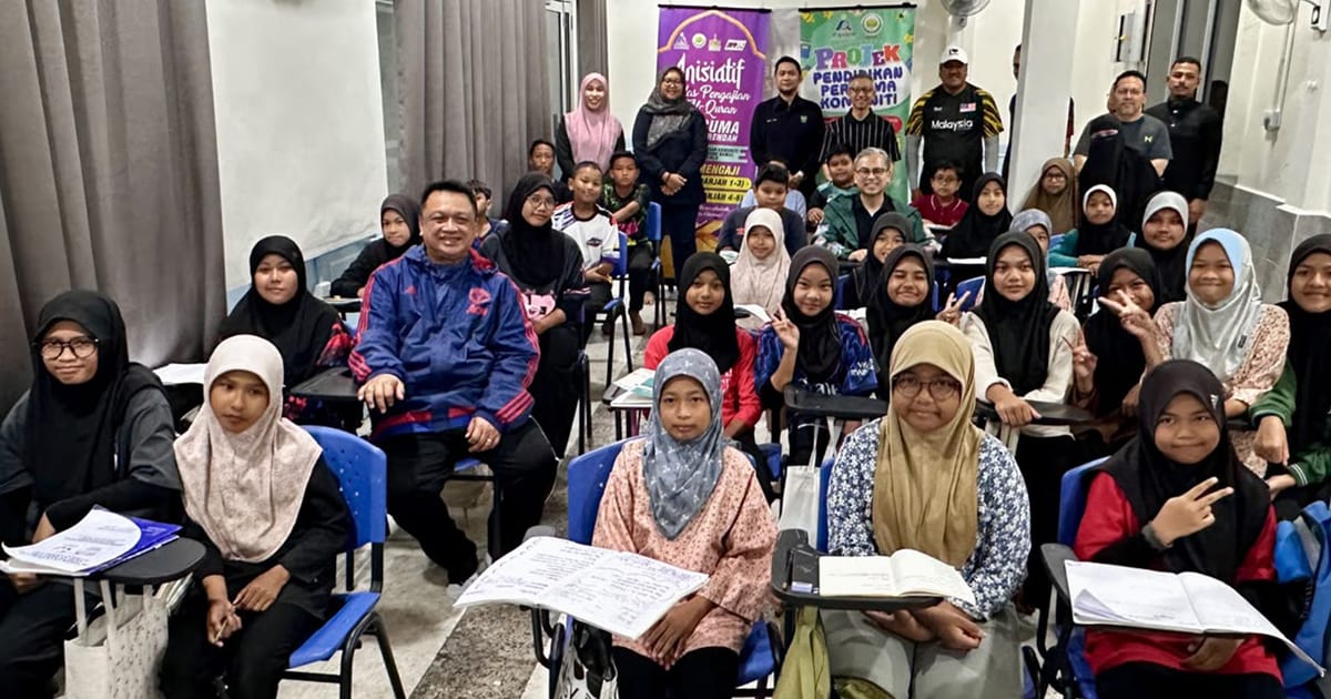Raja Muda Perlis visits community learning centre in coastal village project