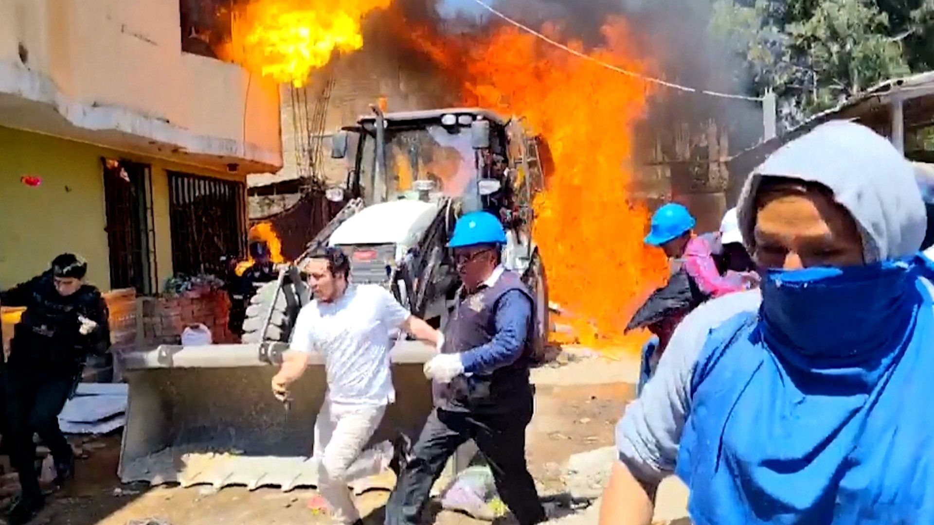 Peruvian residents assault eviction workers with burning gasoline