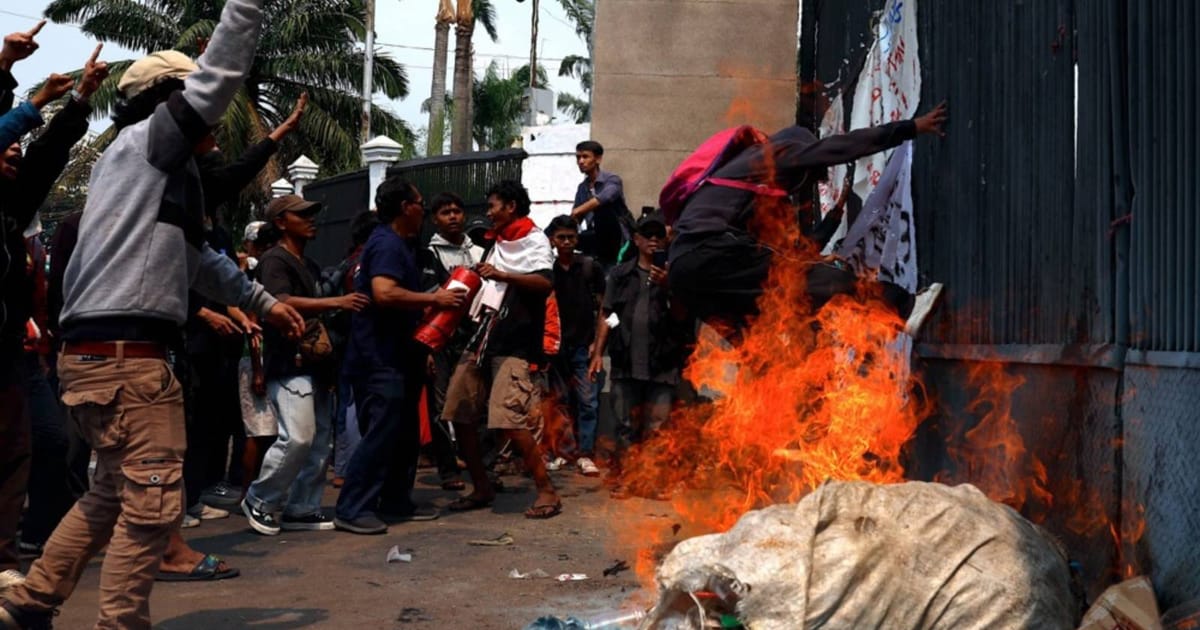 Jakarta terganggu: Pengangkutan dihenti selepas protes bertukar menjadi rusuhan