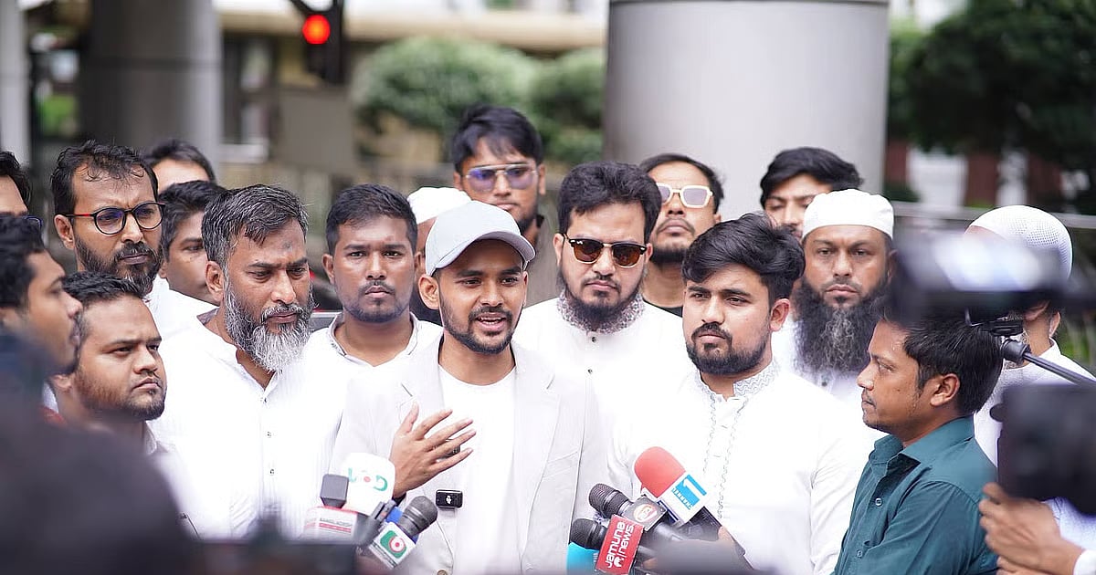ওমরাহ থেকে ফিরে আসিফ মাহমুদ মক্কা চুক্তিতে সরকারের অবস্থান প্রশংসা করেন