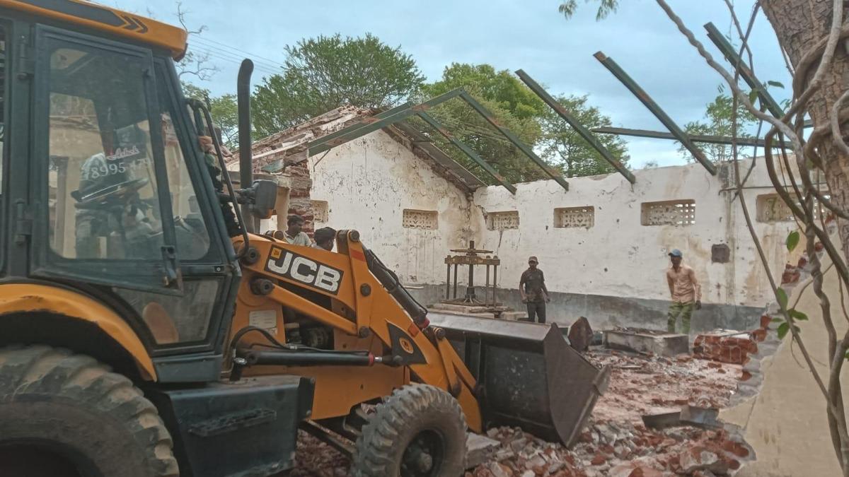 Demolition of heritage khadi centre near Mysuru draws Gandhian protests