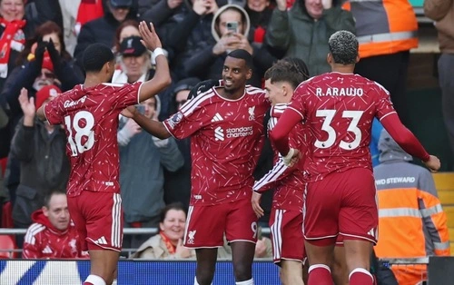 Isak terus membara, Liverpool tewaskan Brighton 2-0