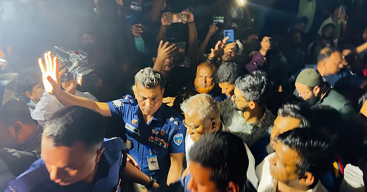 ৩০ ঘণ্টা অবরুদ্ধতার পর ডিসি-এসপির সহায়তায় বিশ্ববিদ্যালয় কুলাধিপতি মুক্ত