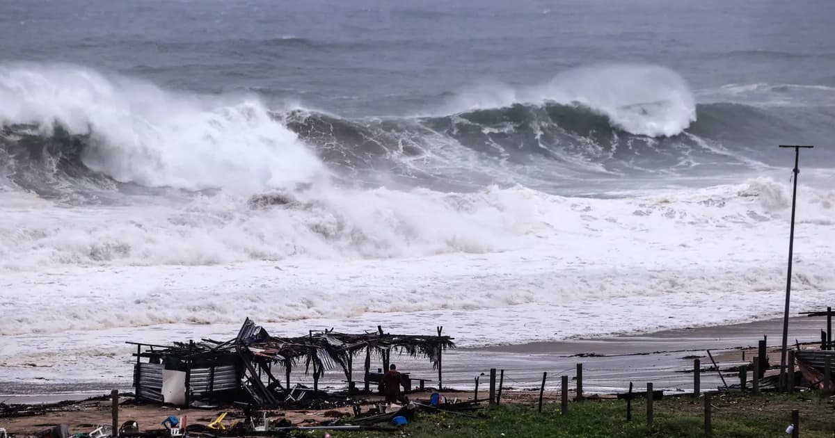 Taufan Polo Meningkat ke Kategori 4 di Luar Pantai Mexico