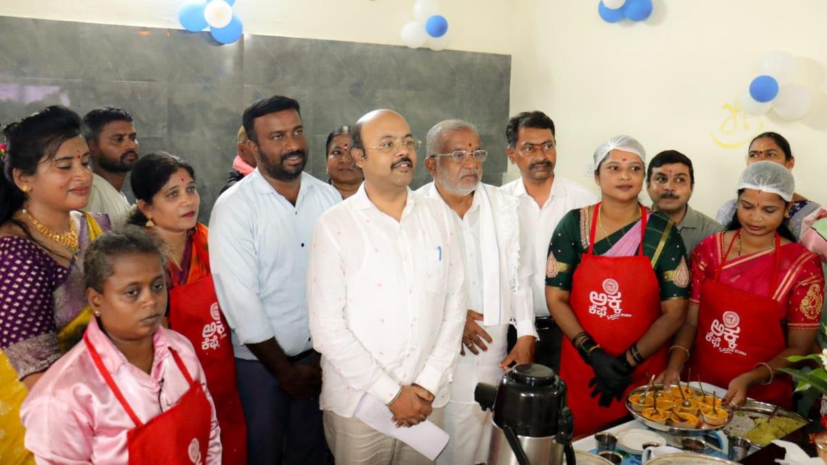 मैसूर तालुक कार्यालय में अक्का कैफे का उद्घाटन किया गया