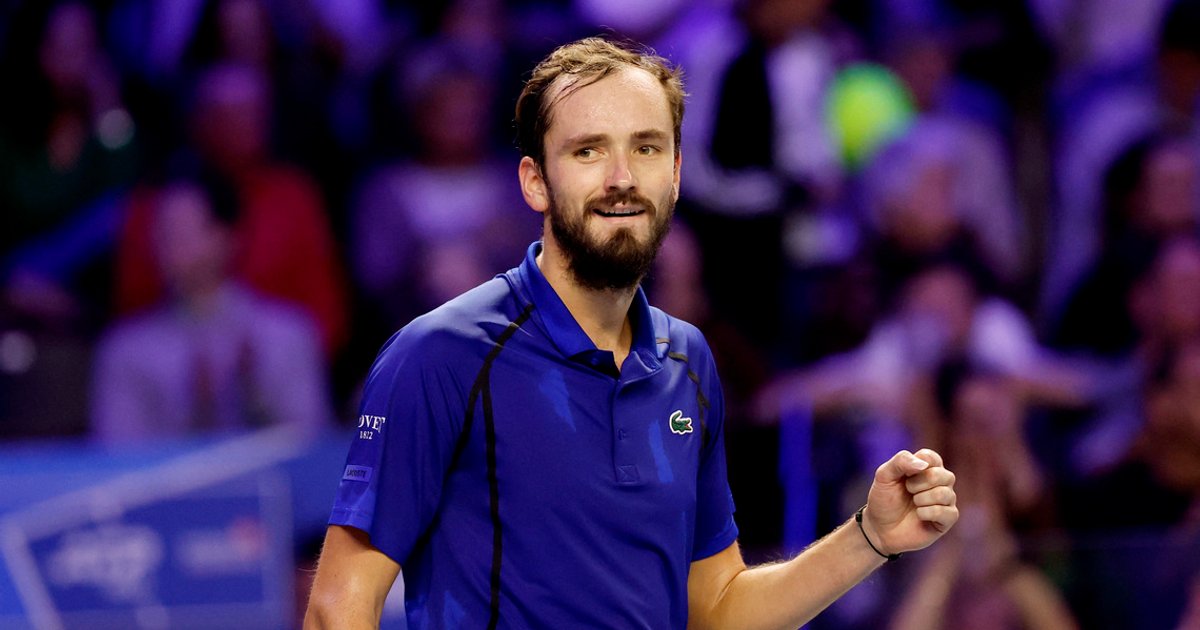 Medvedev books ATP Finals spot with Vienna semi-final advance