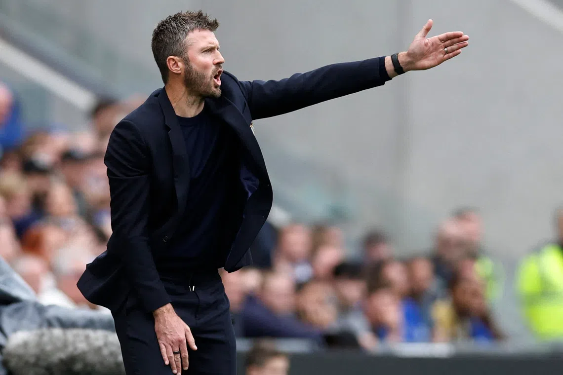 Man United's Carrick frustrated by injury-time Everton equaliser