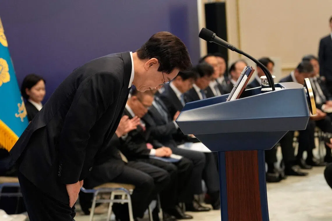South Korea's Presidential Chief of Staff Offers Resignation Amid Falling Approval Ratings