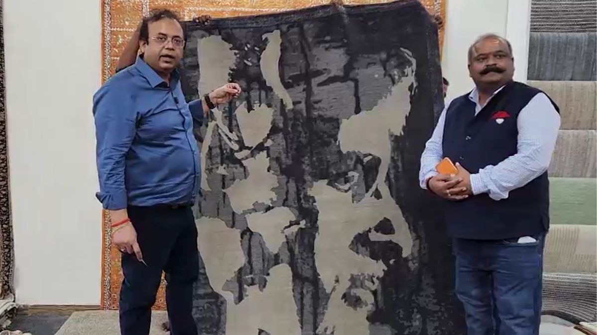 Carpet Weavers Create Optical Illusion Portrait of Bachchan Dynasty