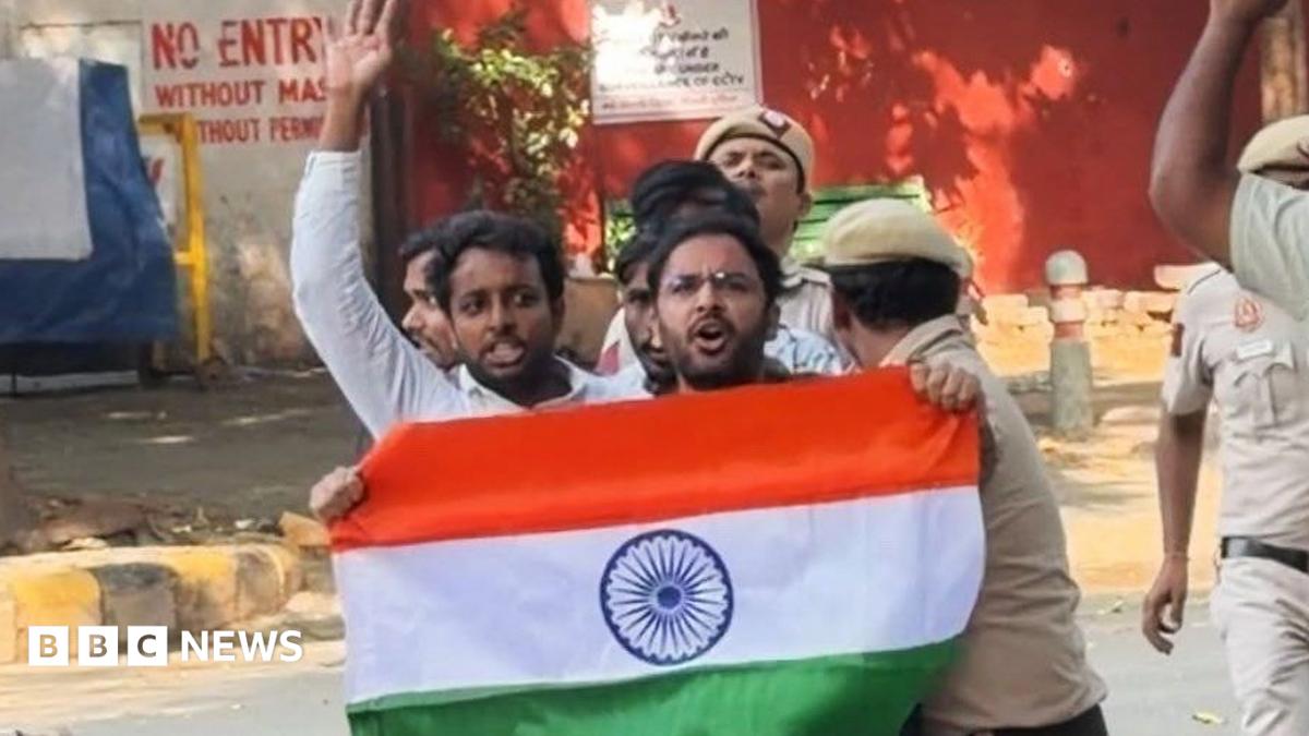 Delhi protest leaders arrested after breaching barricades at election commission site