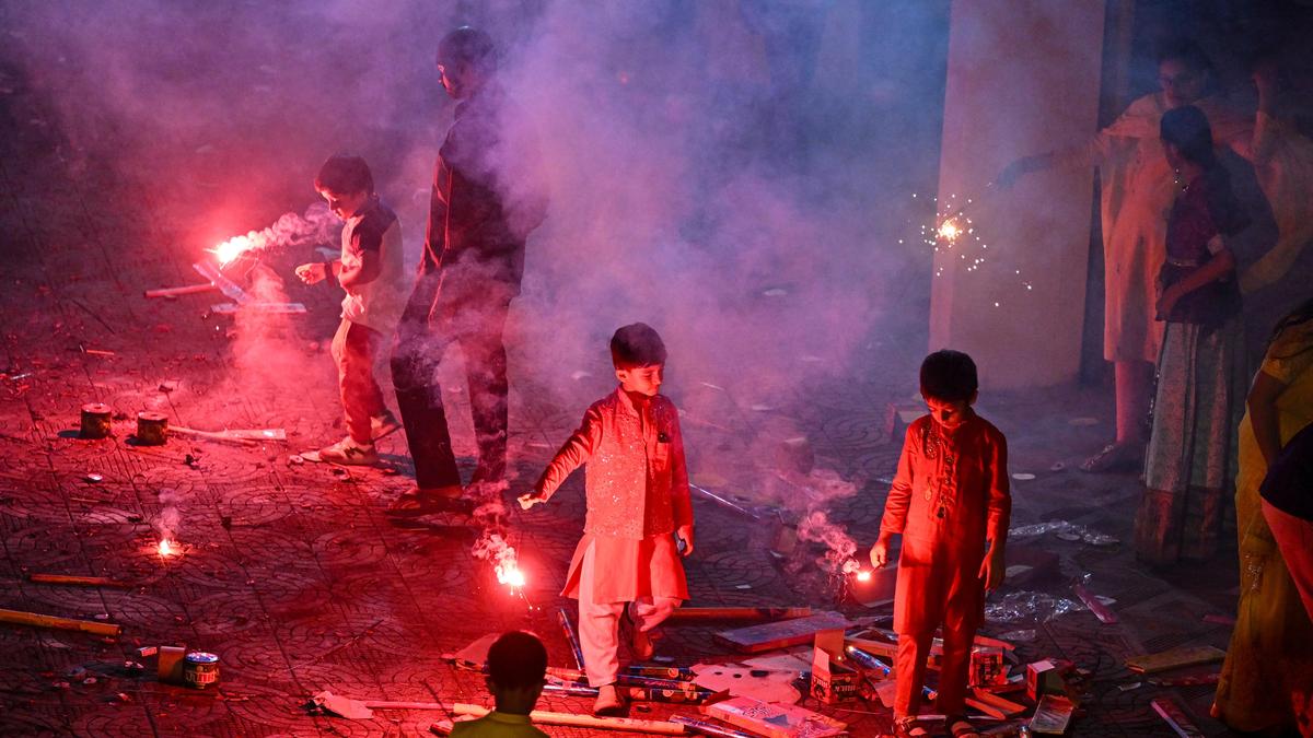 मुंबई पुलिस ने 4 दिसंबर तक सार्वजनिक सड़कों पर पटाखे और लेजर लाइट पर प्रतिबंध लगाया