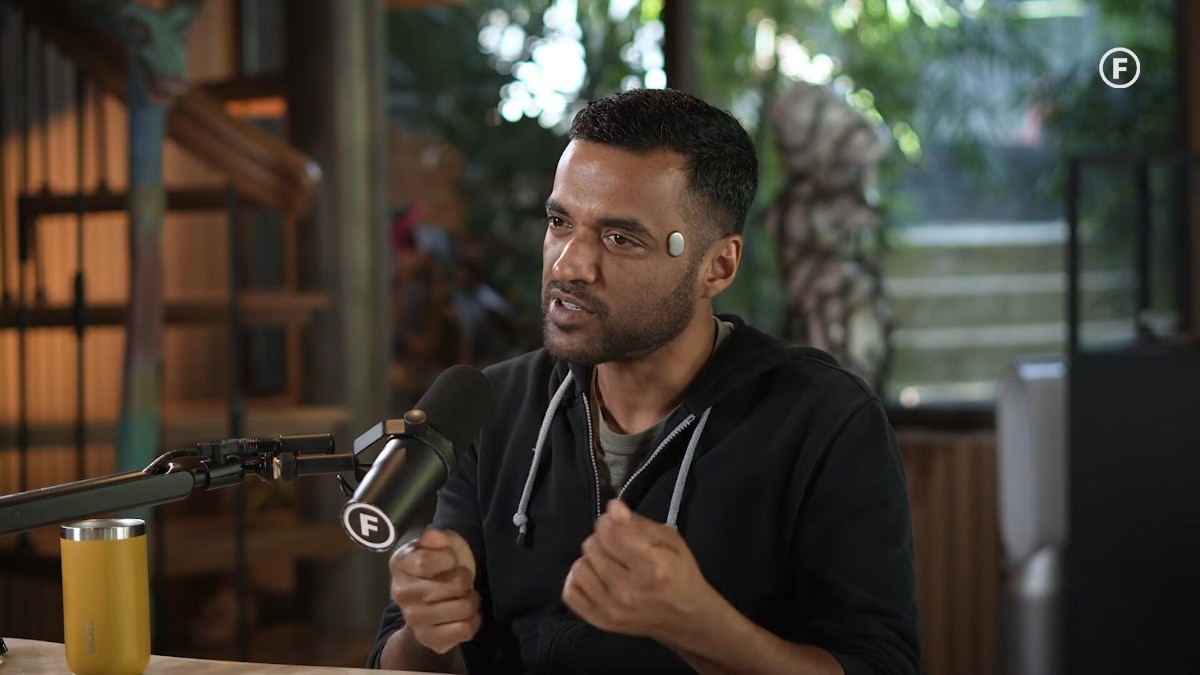 Zomato Founder Develops Wearable Temple Device for Indian Market