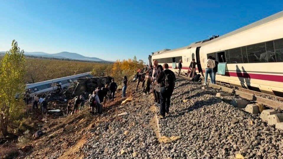 Deadly collision between two express trains kills 39 in Spain