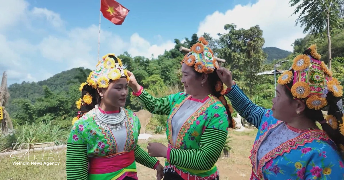 Mong ethnic group preserves cultural heritage through traditional costume craftsmanship