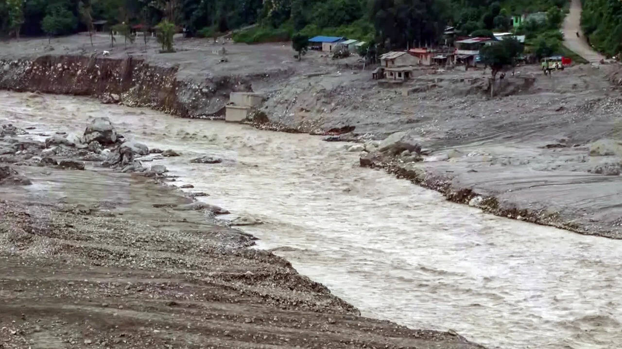 Stranger's Timely Warning Saves 370 Nepalese Schoolchildren from Floods
