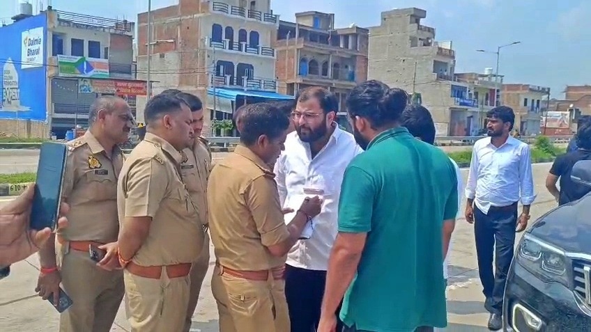 उमेश पाल केस में अतीक के बेटे अली को प्रयागराज ले जाते समय पुलिस ने रोका काफिला