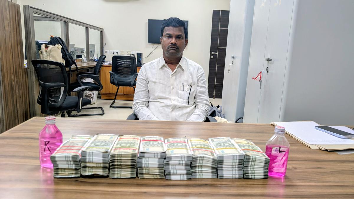 रंगारेड्डी में तहसीलदार और सर्वेक्षक 20 लाख रुपये रिश्वत लेते पकड़े गए